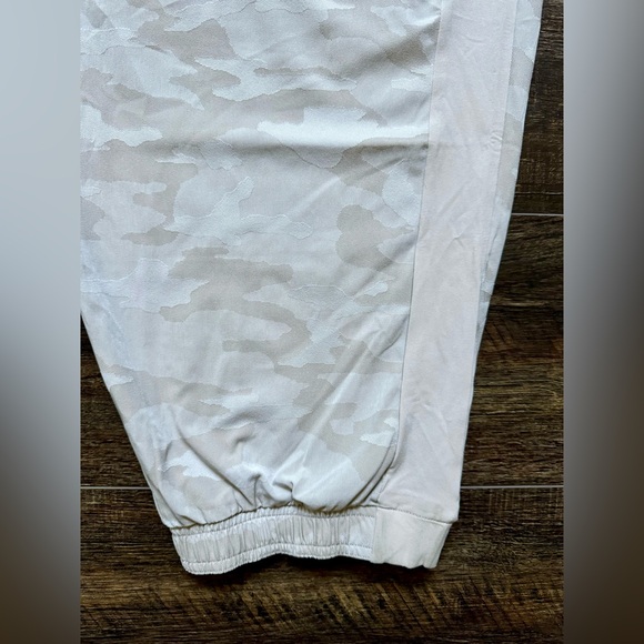 NWT Athleta Brooklyn Jogger Pants 26 Tan Camo New with Tags $98 - Picture 8 of 11